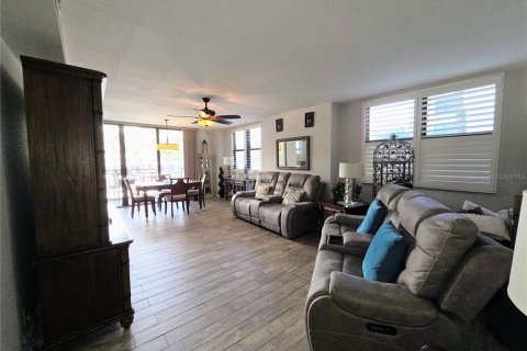 Condo in Saint Pete Beach, Florida, 2 bedrooms № 2287337 - photo 2
