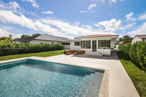 Снять в аренду виллу или дом в Майами, Флорида 3 спальни, 181.62м2, № 1956756 - фото 1