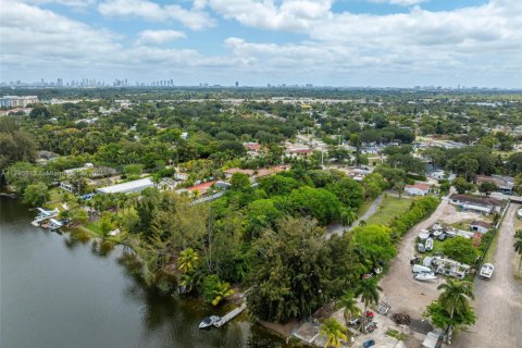 House in Miami, Florida 5 bedrooms, 403.75 sq.m. № 1864972 - photo 23