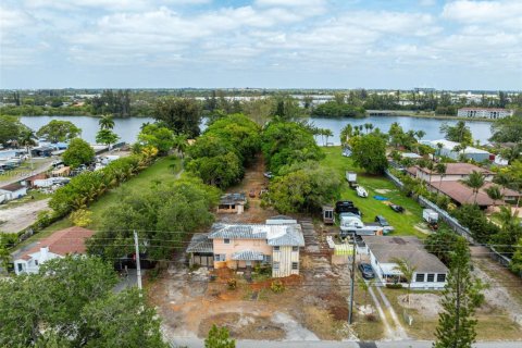 House in Miami, Florida 5 bedrooms, 403.75 sq.m. № 1864972 - photo 5