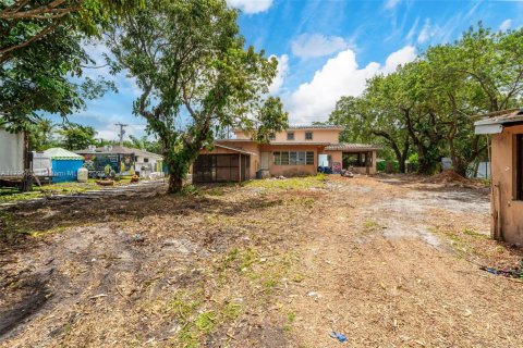 House in Miami, Florida 5 bedrooms, 403.75 sq.m. № 1864972 - photo 29