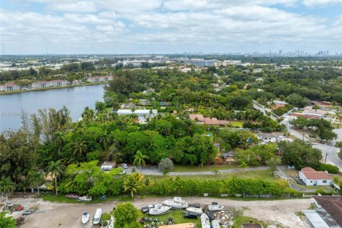 House in Miami, Florida 5 bedrooms, 403.75 sq.m. № 1864972 - photo 24