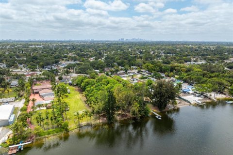 House in Miami, Florida 5 bedrooms, 403.75 sq.m. № 1864972 - photo 20