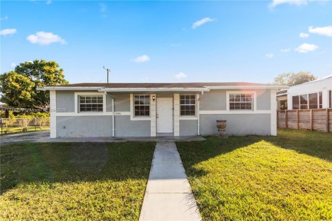 Casa en venta en Miami, Florida, 3 dormitorios, 107.3 m2 № 1480154 - foto 1