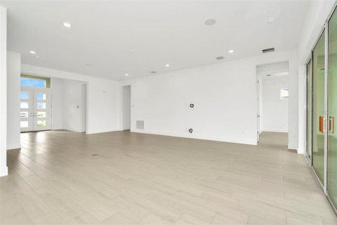 House in San Antonio, Florida 6 bedrooms, 323.02 sq.m. № 1353646 - photo 6