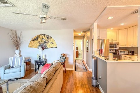Condo in Sun City Center, Florida, 2 bedrooms  № 1338543 - photo 7
