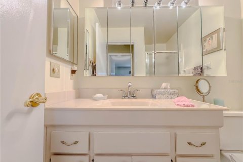Condo in Sun City Center, Florida, 2 bedrooms  № 1338543 - photo 28