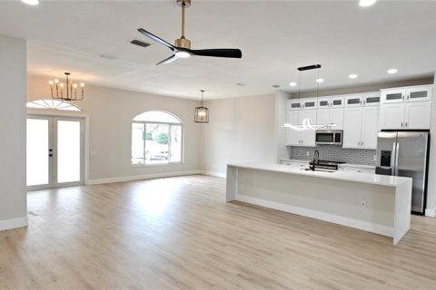 House in Port Charlotte, Florida 4 bedrooms, 205.13 sq.m. № 2131361 - photo 6