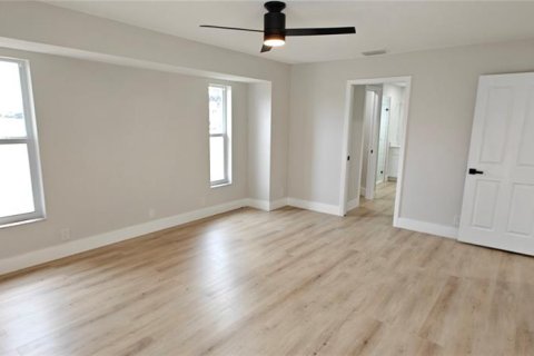 House in Port Charlotte, Florida 4 bedrooms, 205.13 sq.m. № 2131361 - photo 8