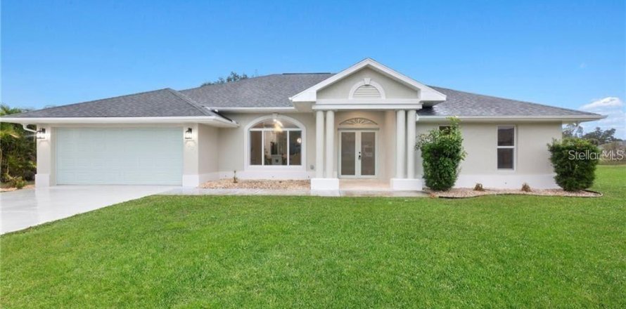 House in Port Charlotte, Florida 4 bedrooms, 205.13 sq.m. № 2131361