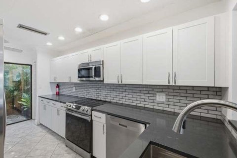 Townhouse in West Palm Beach, Florida 3 bedrooms, 167.22 sq.m. № 2390071 - photo 9