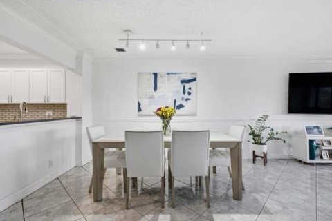 Townhouse in West Palm Beach, Florida 3 bedrooms, 167.22 sq.m. № 2390071 - photo 10