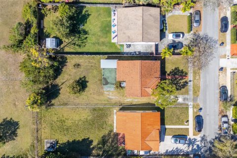 House in South Miami, Florida 2 bedrooms, 86.96 sq.m. № 2032930 - photo 3