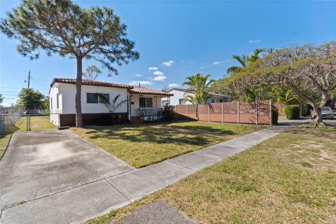 House in South Miami, Florida 2 bedrooms, 86.96 sq.m. № 2032930 - photo 18