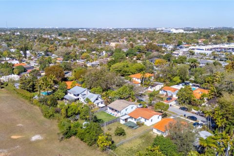 House in South Miami, Florida 2 bedrooms, 86.96 sq.m. № 2032930 - photo 13