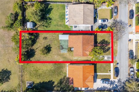 House in South Miami, Florida 2 bedrooms, 86.96 sq.m. № 2032930 - photo 2