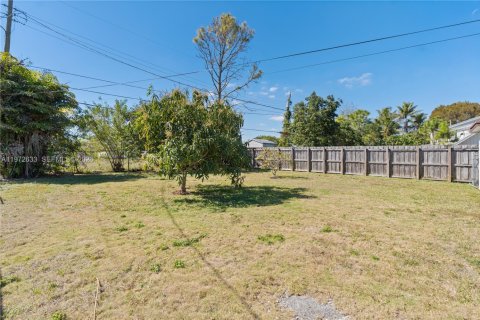 House in South Miami, Florida 2 bedrooms, 86.96 sq.m. № 2032930 - photo 23