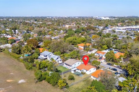 House in South Miami, Florida 2 bedrooms, 86.96 sq.m. № 2032930 - photo 12