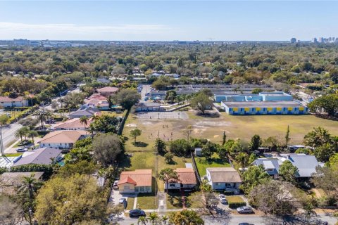 House in South Miami, Florida 2 bedrooms, 86.96 sq.m. № 2032930 - photo 5