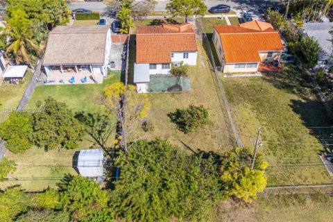 House in South Miami, Florida 2 bedrooms, 86.96 sq.m. № 2032930 - photo 17