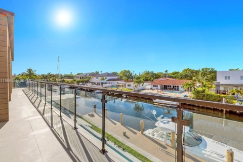 Купить виллу или дом в Норт-Майами, Флорида 6 спален, 412.58м2, № 2027785 - фото 15