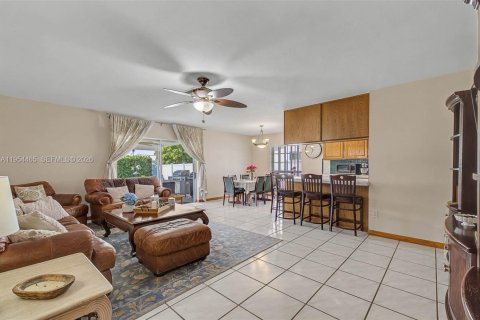 Casa en venta en Cutler Bay, Florida, 4 dormitorios, 210.52 m2 № 2011757 - foto 3