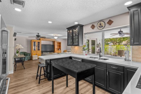 Casa en venta en Miami, Florida, 4 dormitorios, 220.18 m2 № 2344186 - foto 18