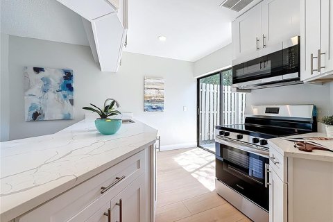 Townhouse in Oldsmar, Florida 2 bedrooms, 111.58 sq.m. № 1914262 - photo 13