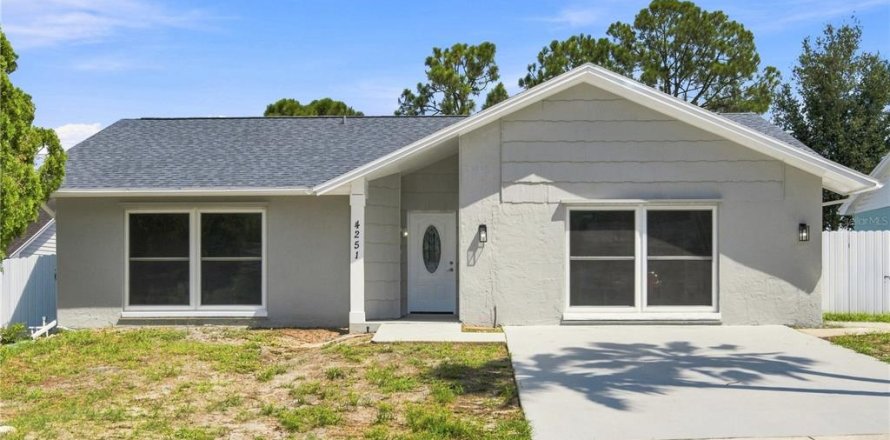 House in Holiday, Florida 3 bedrooms, 140 sq.m. № 2348400