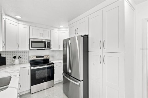 House in Holiday, Florida 3 bedrooms, 140 sq.m. № 2348400 - photo 16