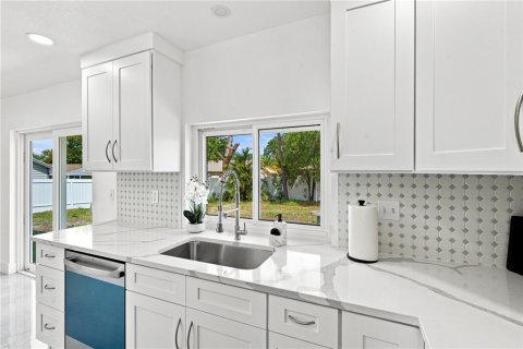 House in Holiday, Florida 3 bedrooms, 140 sq.m. № 2348400 - photo 14