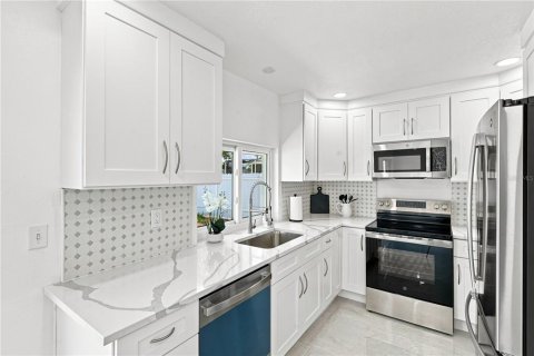 House in Holiday, Florida 3 bedrooms, 140 sq.m. № 2348400 - photo 15