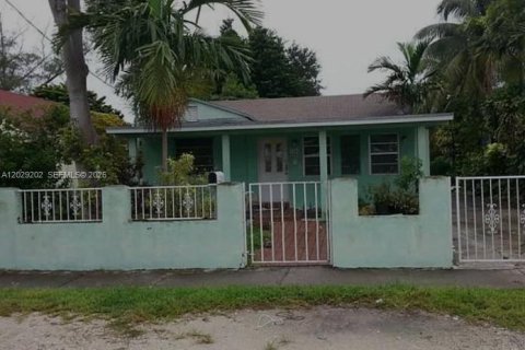 Immobilier commercial à Miami, Floride 255.2 m2 № 2170086