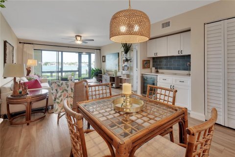 Condo in New Smyrna Beach, Florida, 2 bedrooms № 2386468 - photo 2