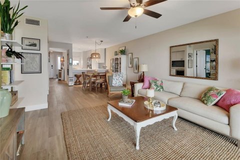 Condo in New Smyrna Beach, Florida, 2 bedrooms № 2386468 - photo 6
