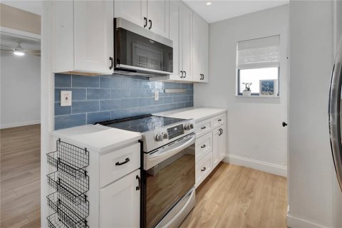 Condo in New Smyrna Beach, Florida, 2 bedrooms № 2386468 - photo 13
