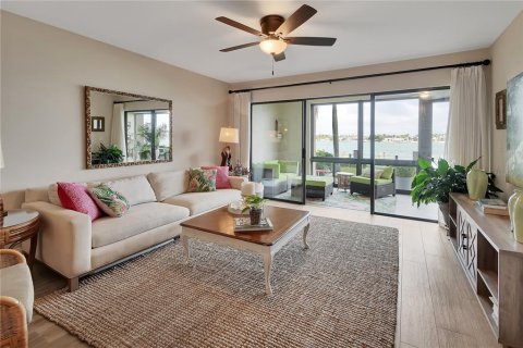 Condo in New Smyrna Beach, Florida, 2 bedrooms № 2386468 - photo 4