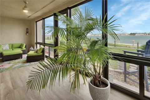 Condo in New Smyrna Beach, Florida, 2 bedrooms № 2386468 - photo 14