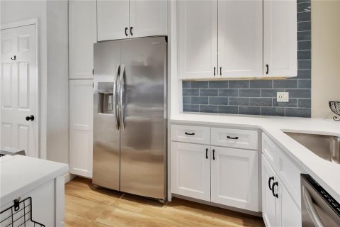 Condo in New Smyrna Beach, Florida, 2 bedrooms № 2386468 - photo 11