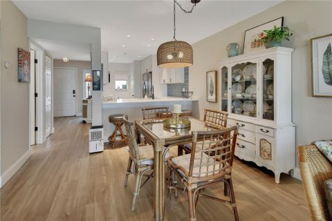 Condo in New Smyrna Beach, Florida, 2 bedrooms № 2386468 - photo 7