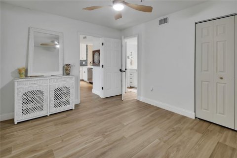 Condo in New Smyrna Beach, Florida, 2 bedrooms № 2386468 - photo 23