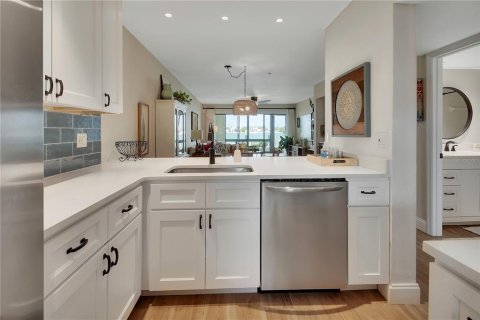 Condo in New Smyrna Beach, Florida, 2 bedrooms № 2386468 - photo 12