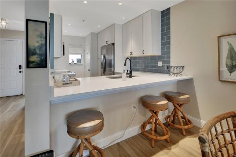Condo in New Smyrna Beach, Florida, 2 bedrooms № 2386468 - photo 9