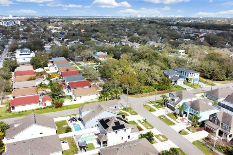House in Tampa, Florida 4 bedrooms, 196.95 sq.m. № 2206998 - photo 2
