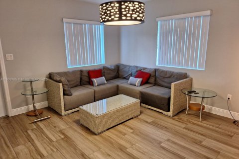 House in Miami Gardens, Florida 4 bedrooms, 160.26 sq.m. № 1965379 - photo 13