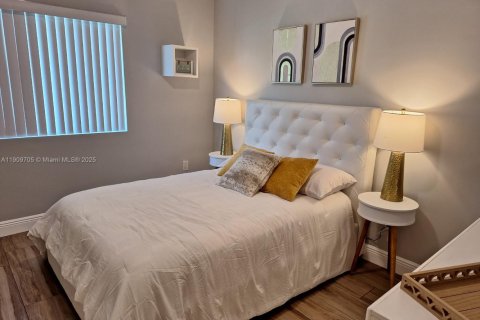 House in Miami Gardens, Florida 4 bedrooms, 160.26 sq.m. № 1965379 - photo 24