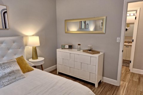 House in Miami Gardens, Florida 4 bedrooms, 160.26 sq.m. № 1965379 - photo 23