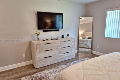 House in Miami Gardens, Florida 4 bedrooms, 160.26 sq.m. № 1965379 - photo 6