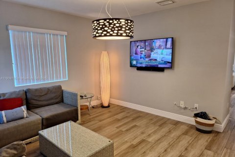 House in Miami Gardens, Florida 4 bedrooms, 160.26 sq.m. № 1965379 - photo 12