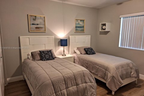 House in Miami Gardens, Florida 4 bedrooms, 160.26 sq.m. № 1965379 - photo 25